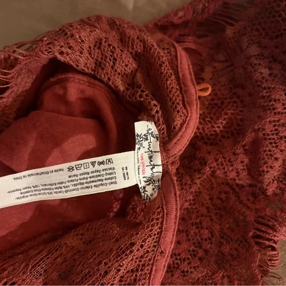 Maroon dress with lace overlay - Picture 6 of 7